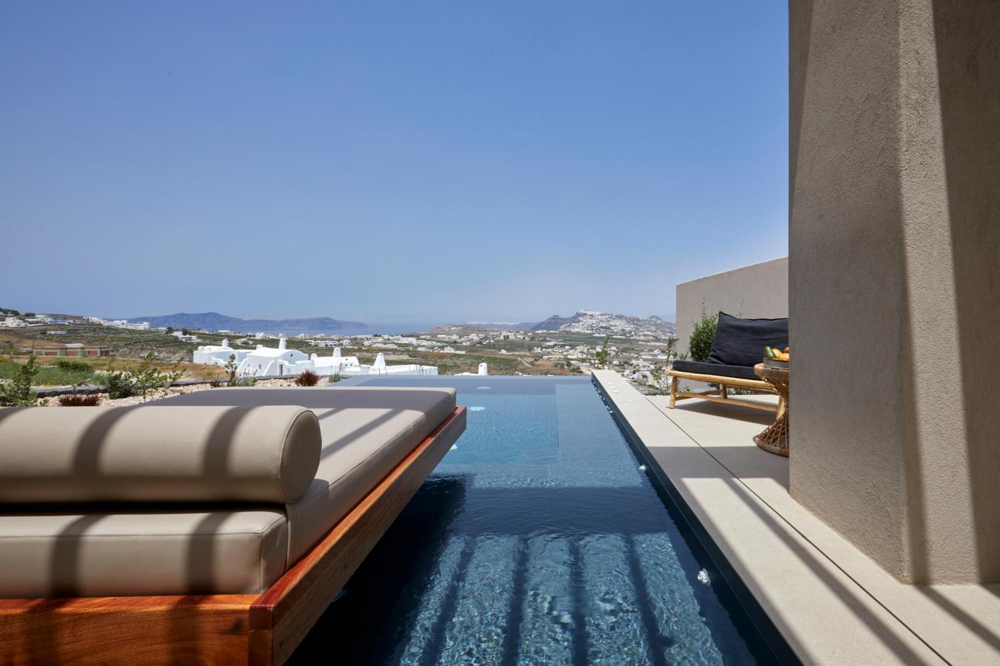 Villa North Santorini - A Luxury Pýrgos