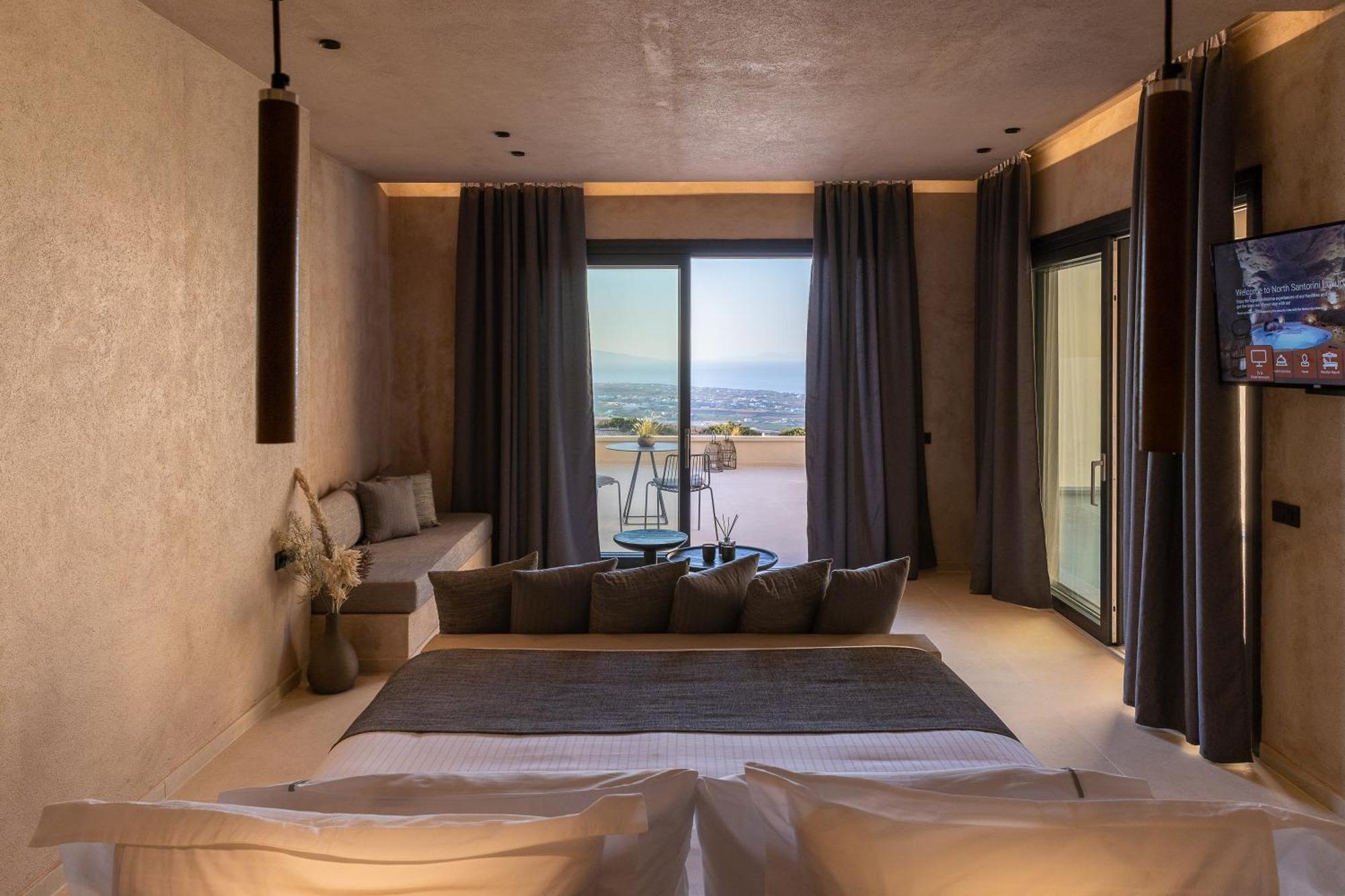 Villa North Santorini - A Luxury Pýrgos