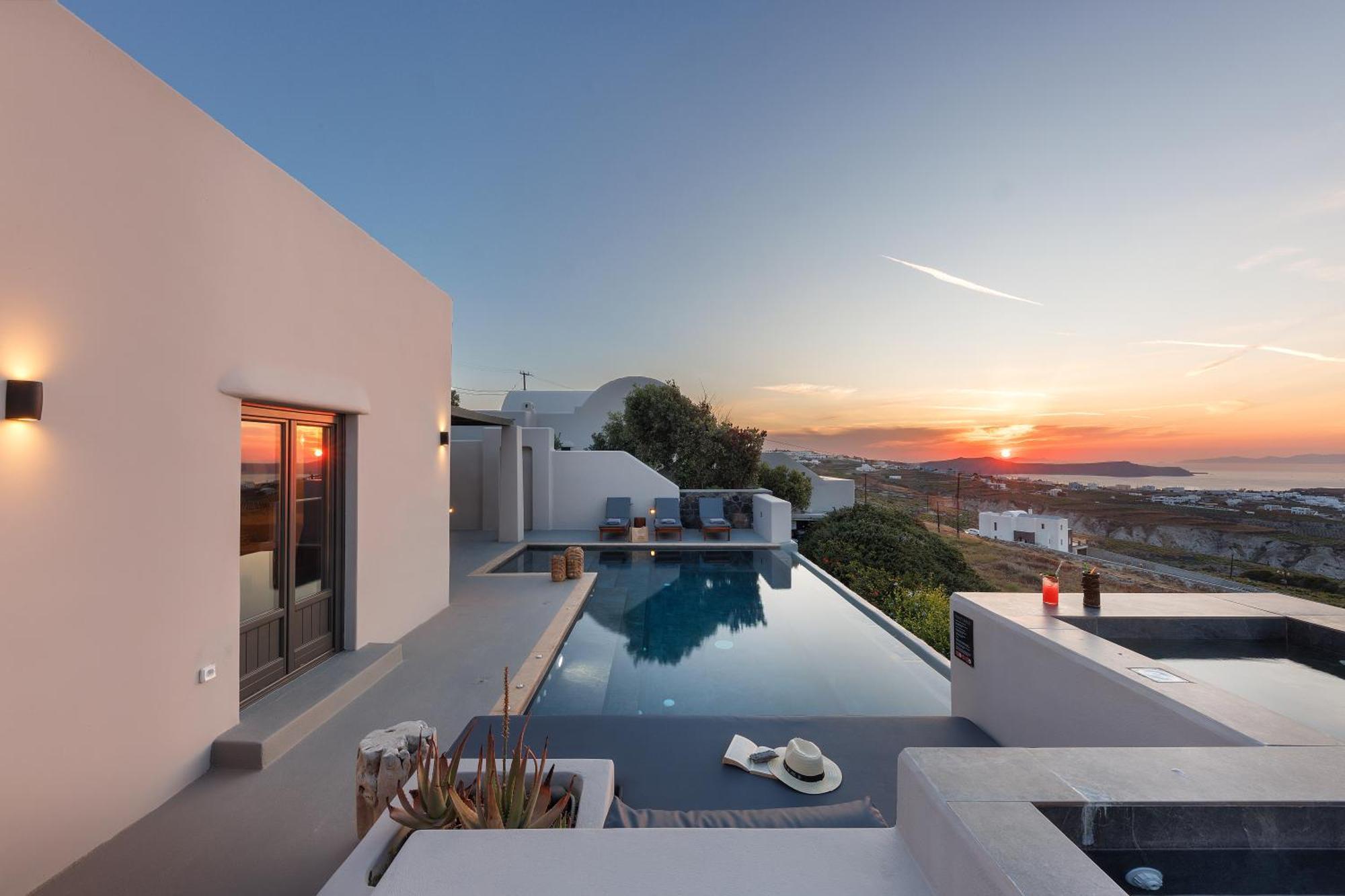 North Santorini - A Luxury * Pýrgos