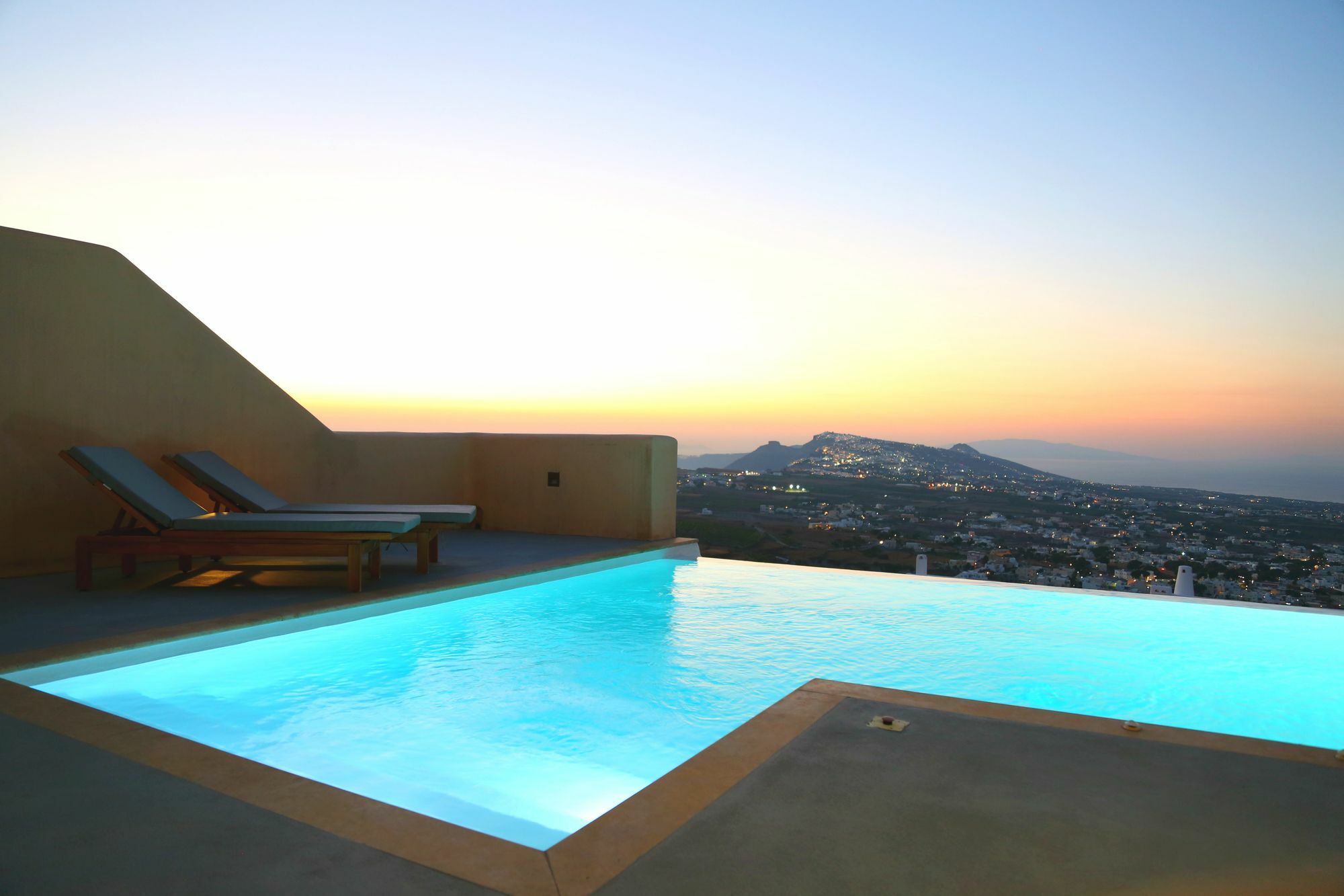 North Santorini - A Luxury Pýrgos